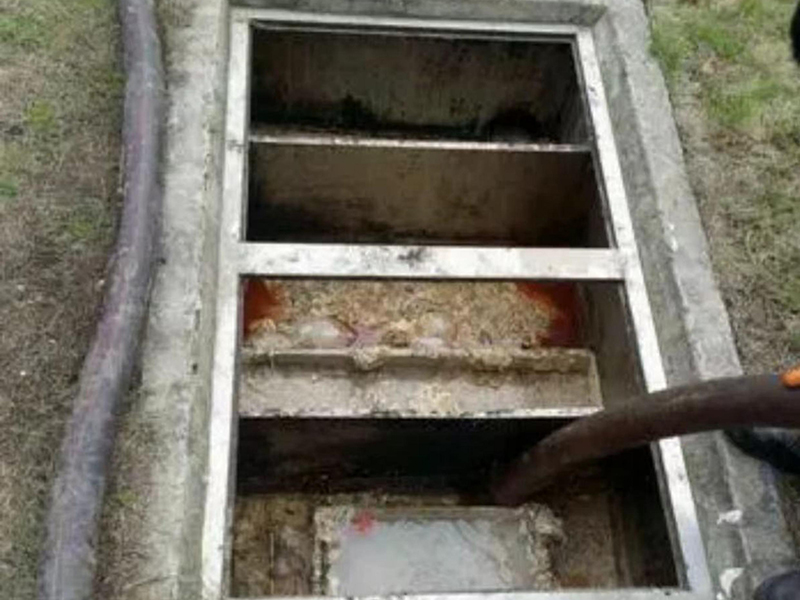九所镇隔油池清理