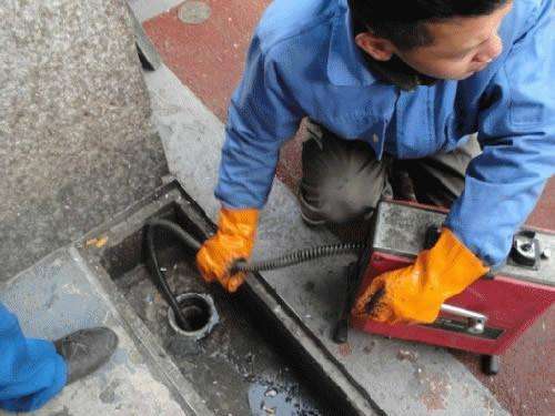 九所镇疏通下水道