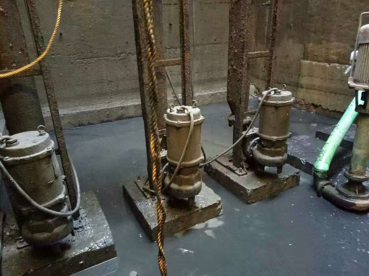 九所镇污水池清理