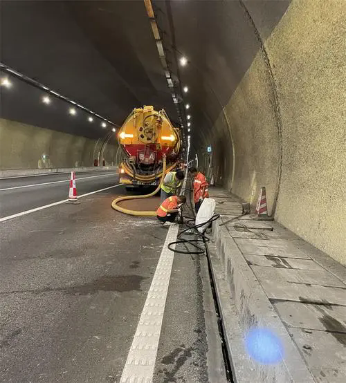 九所镇隧道排水渠清淤